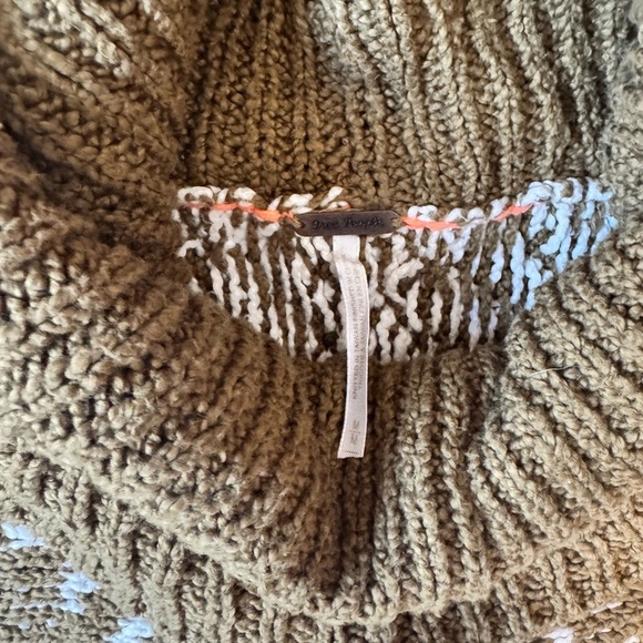 Cozy Olive Green and White Turtleneck Jupiter Cropped Sweater - Picture 4 of 4